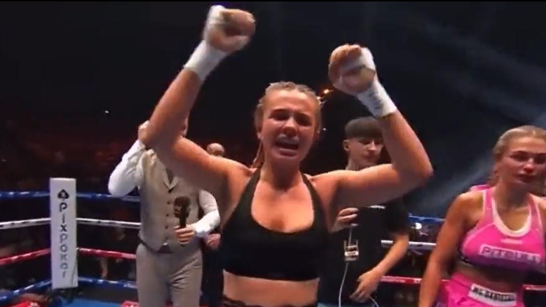 英女拳手獲勝激動鏡頭前露乳6秒，網民：教壞細路。(Twitter)