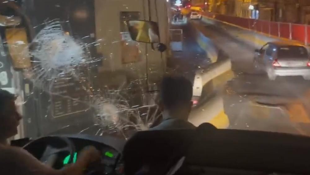 法國有中國遊客旅遊巴士遭蒙面人打砸，據指有人受傷。(Twitter)