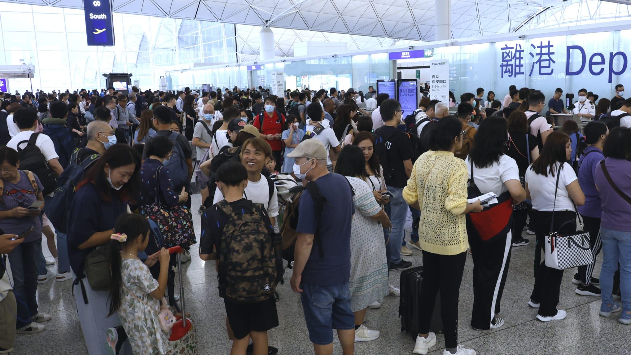 颱風泰利襲港，多項公共交通工具服務暫停，機場快綫市區預辦登機服務截止時間改為起飛前2小時。(資料圖片)