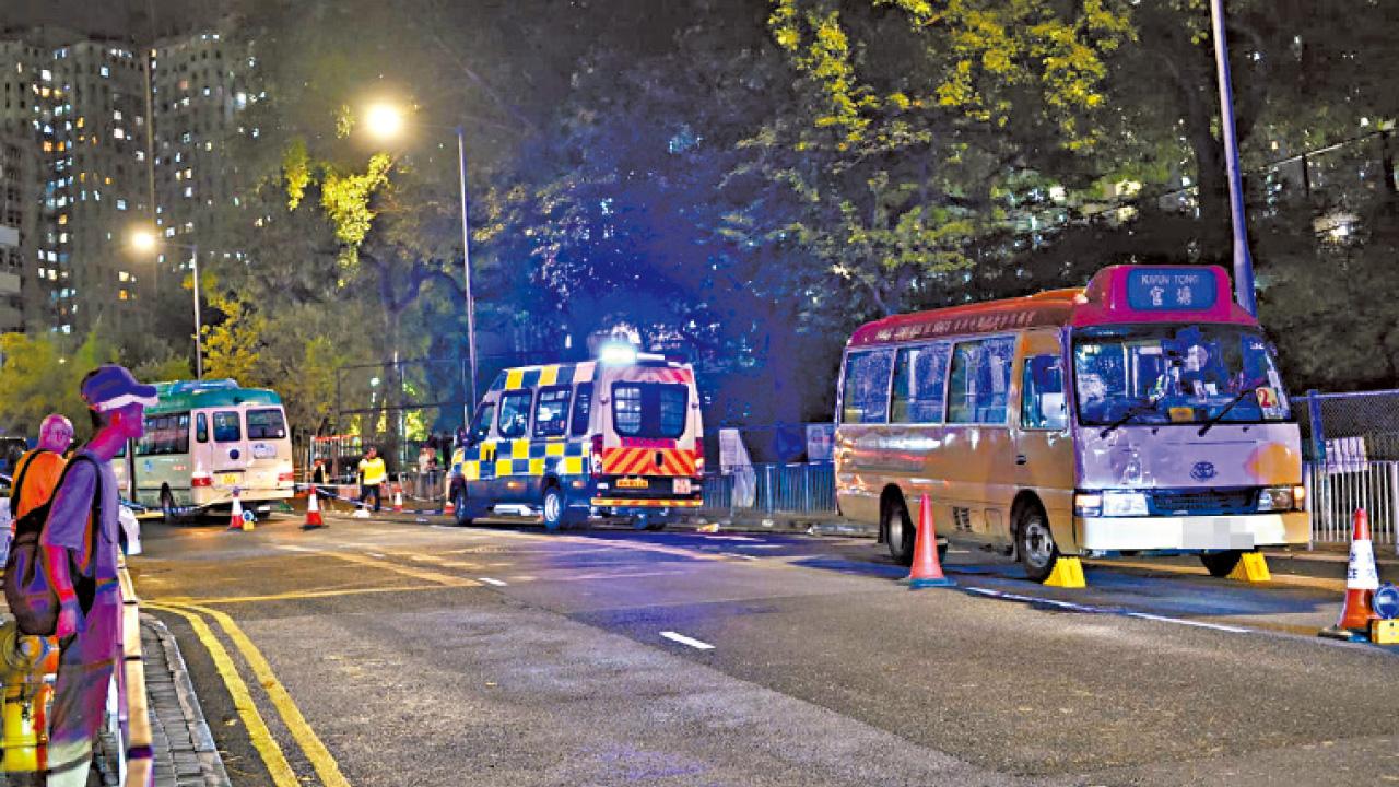 疑遭兩輛小巴先後撞倒 觀塘男途人當場斃命