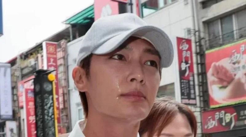 性侵偷拍事業毀 炎亞錀赴宜蘭廟跪拜救翻身