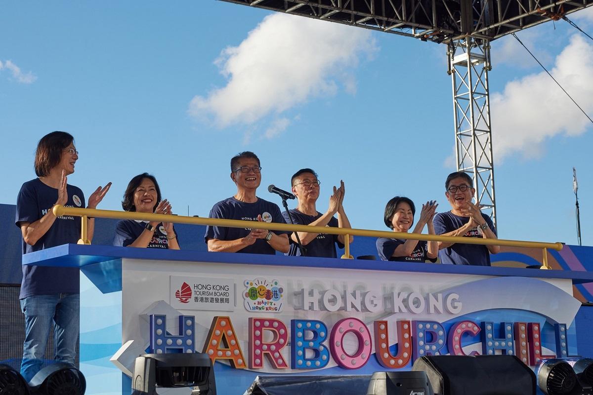 陳茂波(左三)昨出席「樂聚維港嘉年華」開幕禮。(陳茂波網誌)