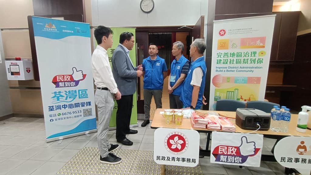 18區關愛隊｜荃灣關愛隊當值留守庇護中心   梁宏正到場視察運作  (民政及青年事務局FB)