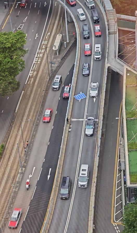 中環興建中商廈玻璃保護膜墮落  私家車遭擊中 