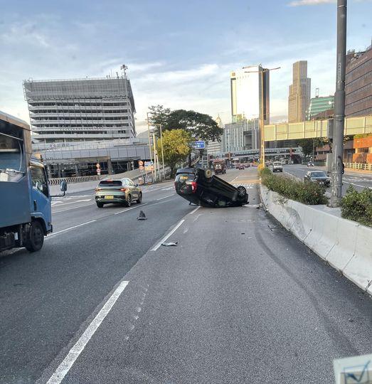 紅隧前私家車自炒反車四輪朝天 一對男女棄車不顧而去