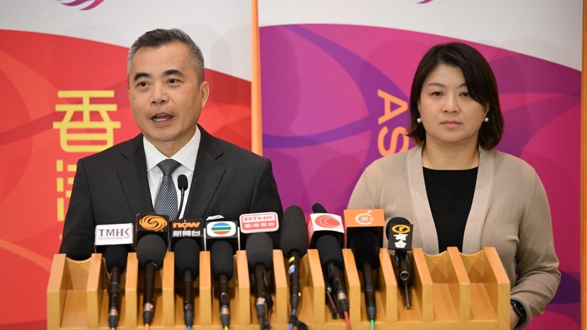 黃仁龍(左)表示對「社區治療令」有疑問，旁為李夏茵。(陳奕釗攝)