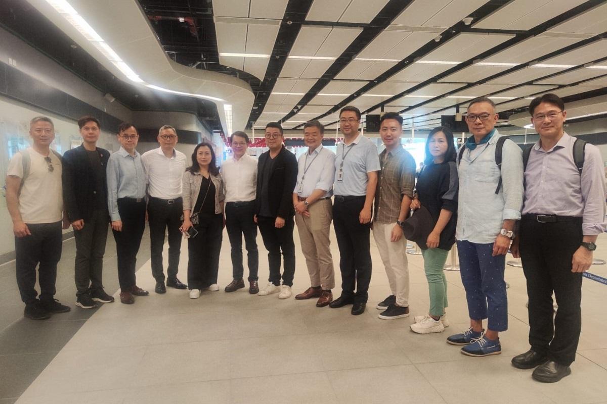 立法會保安事務委員會委員與卓孝業(左四)視察香園圍管制站。(李梓敬提供)