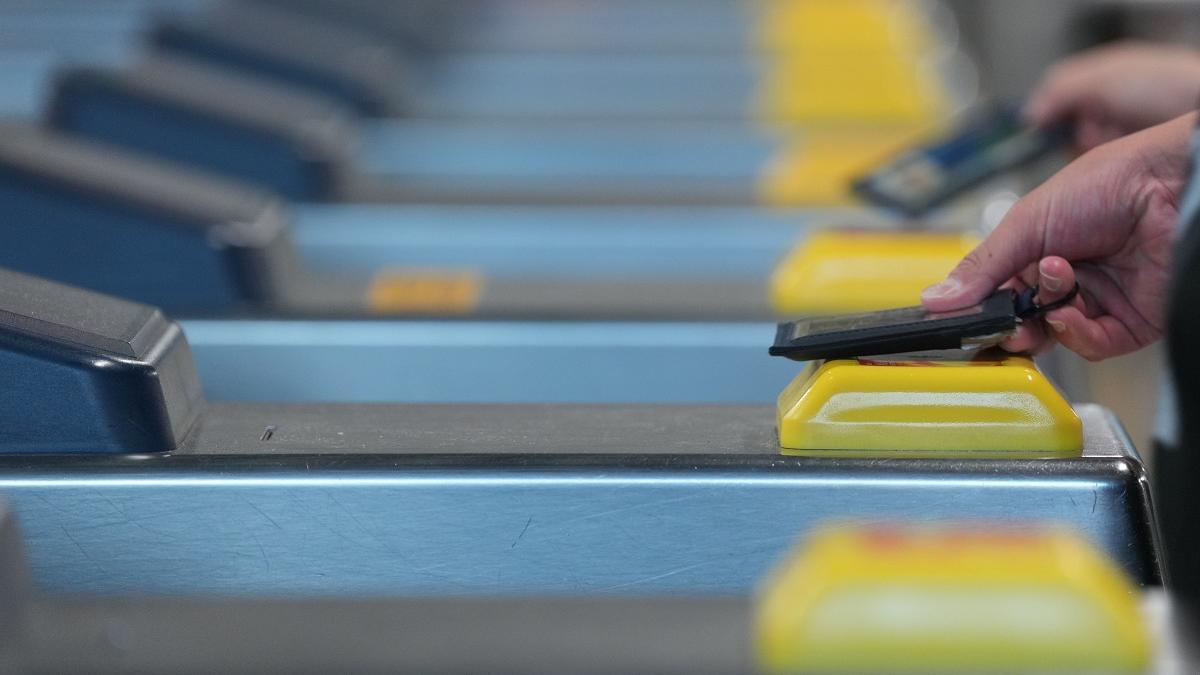 有網民分享在港鐵站協助一名八達通負錢的女生回家。(資料圖片／陳奕釗攝)