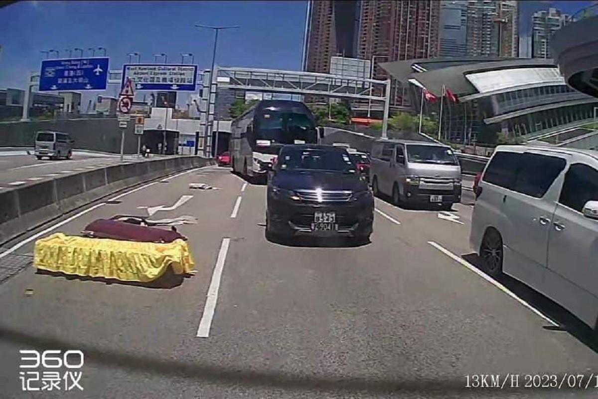 尖沙咀有一副棺材從貨車上跌到路面。(網上圖片)