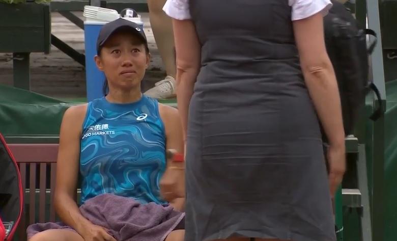 中國的張帥因不滿球證不公裁決退賽。(影片截圖)