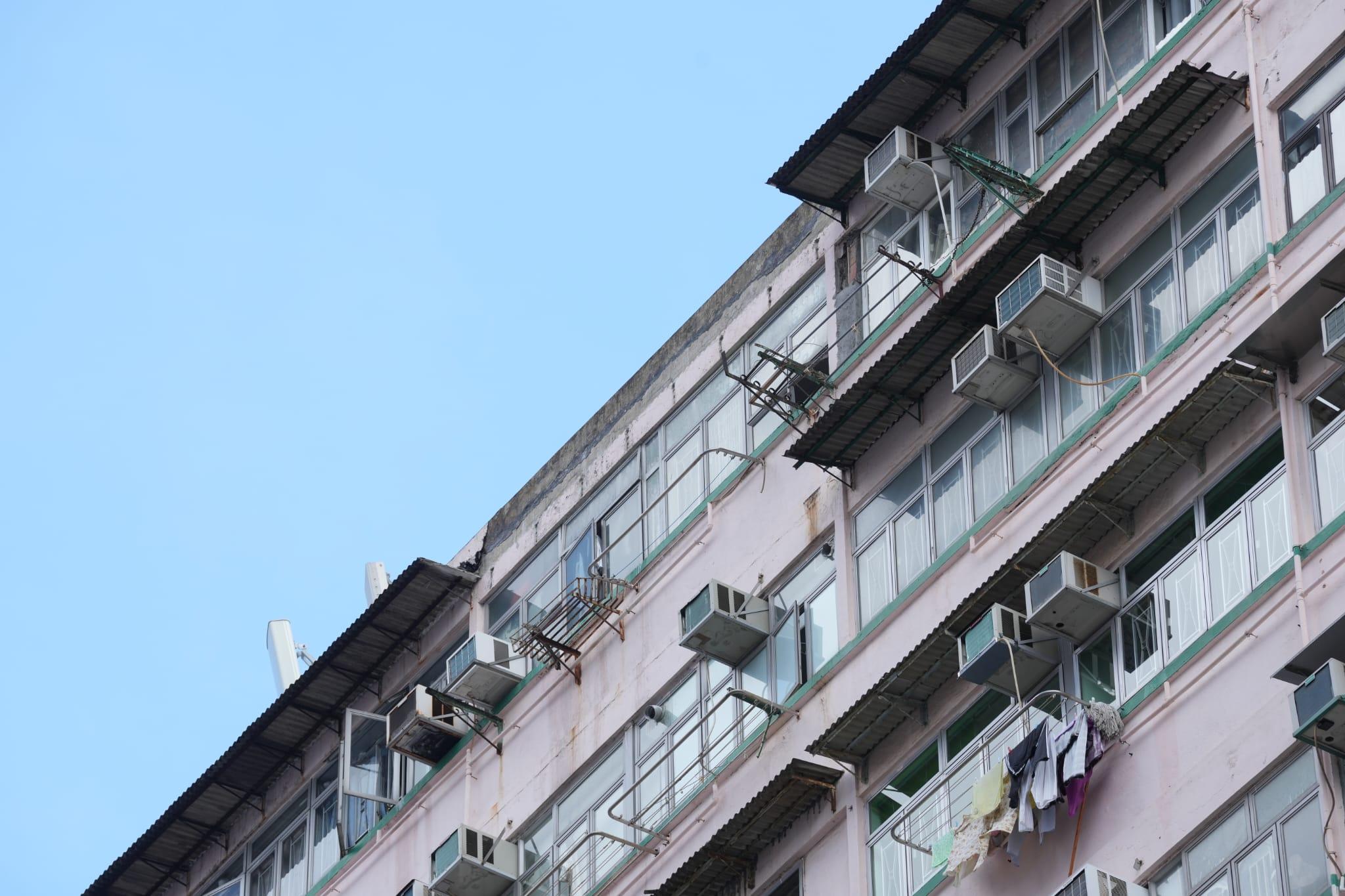 旺角寶安大廈再塌石屎（陳奕釗攝）