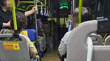 韓暴雨浸隧道 巴士慘遭沒頂 兒子從照片悲見母親「最後背影」心碎不已