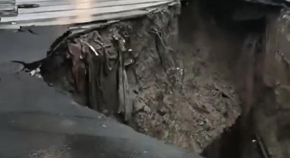 北京連日豪雨路基鬆動　商場開幕僅42天現6米深坑