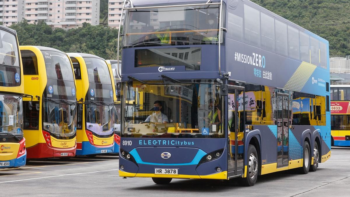 多間專營巴士在八號烈風或暴風信號生效期間，均暫停絕大部分路線服務。(資料圖片／蘇文傑攝)