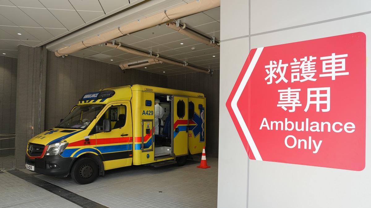 廣華醫院一名由救護車送抵的病人，逗留一個半小時後不顧阻撓自行離開。(資料圖片／陳奕釗攝)