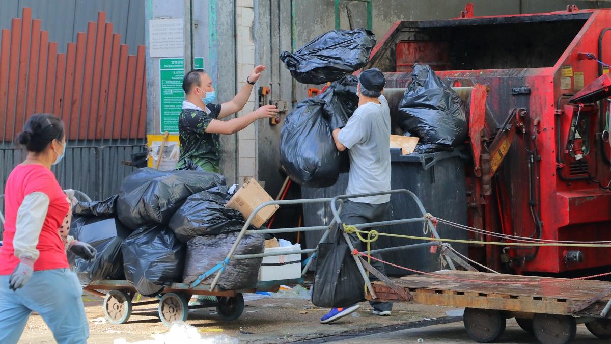 政府向立法會提交文件，建議垃圾徵費延至明年4月1日實施。(資料圖片／林俊源攝)
