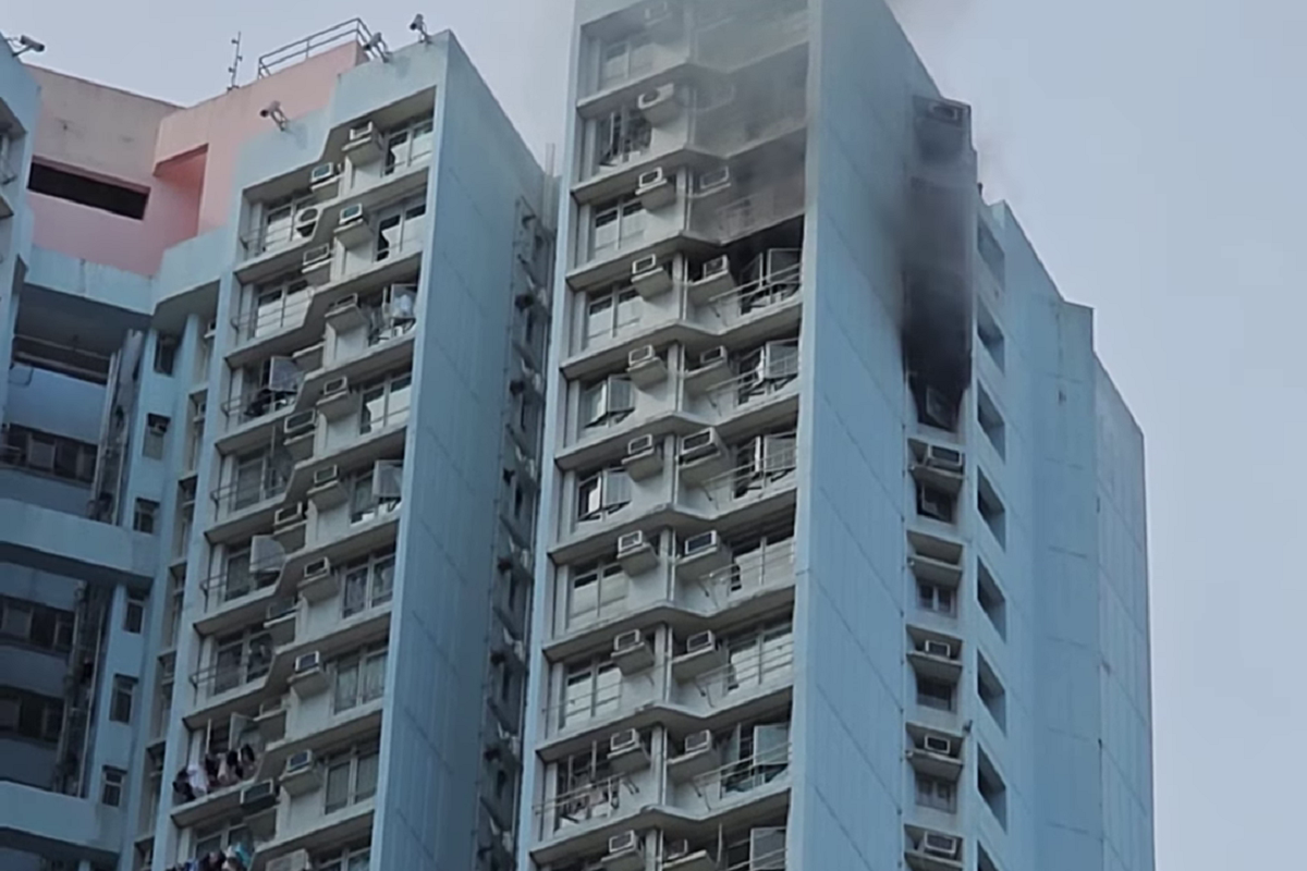 慈樂邨樂信樓一個高層單位起火。(網民黃年年@FB群組「慈雲山資訊交流」)