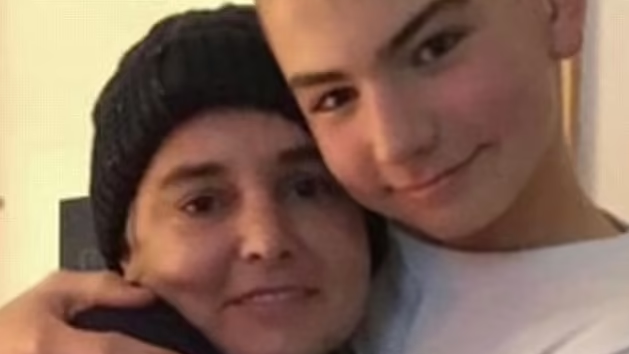 Sinead O'Connor(左)與兒子Shane。(互聯網)