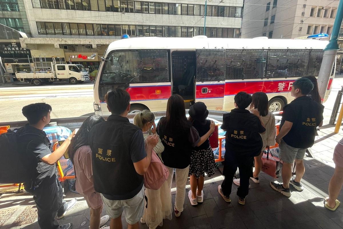 警方在德輔道中搗破一個懷疑賣淫場所，拘捕7名女子。(警方圖片)