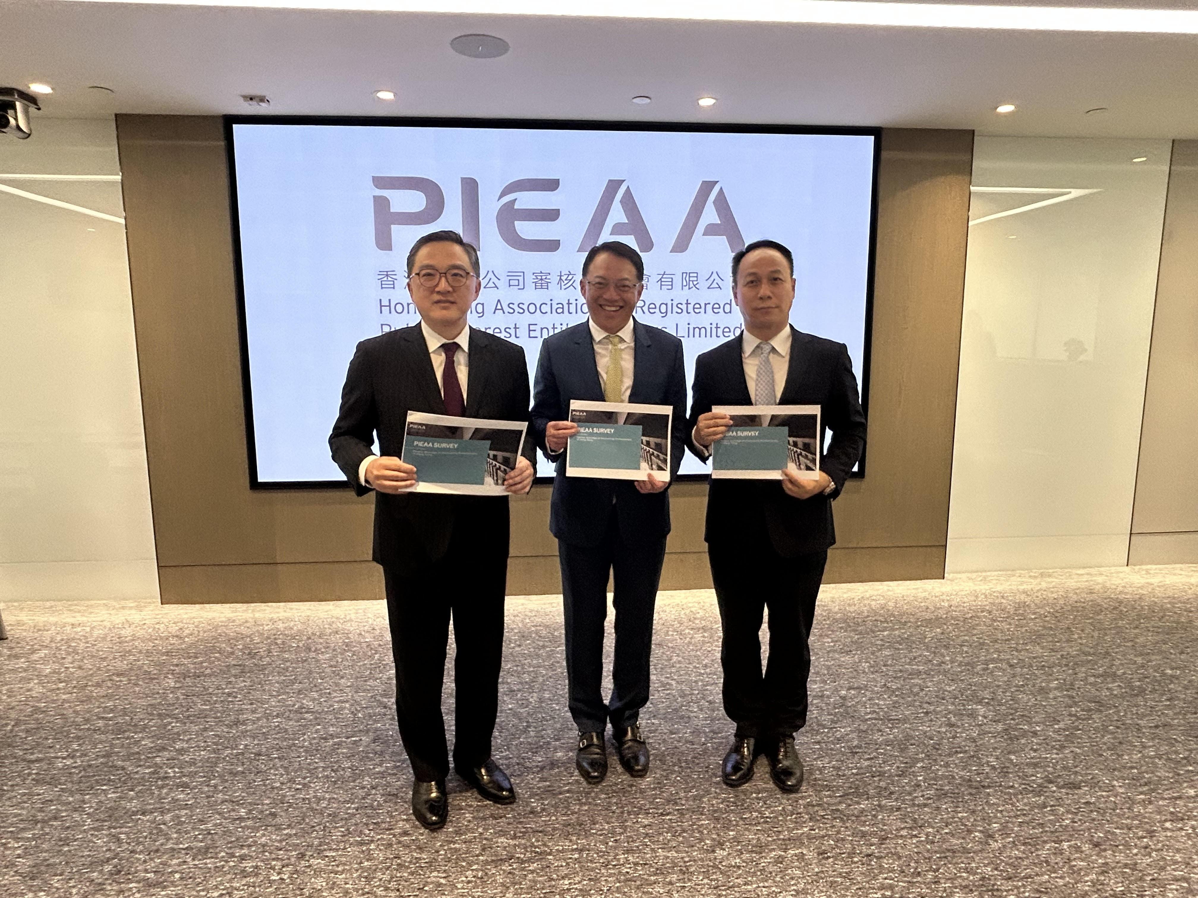 香港上市公司審核師協會主席陳錦榮(中)、副主席陶匡淳(左)及副主席盧華基(右)講述行業人才短缺的狀況。(朱慧恩攝)
