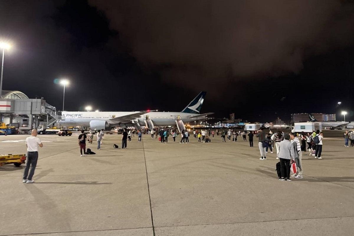 國泰航空CX880航班上月在香港國際機場中止起飛，部分乘客其後經緊急滑梯撤離。(網民Otis Ma@FB群組「香港機場實況討論區」)