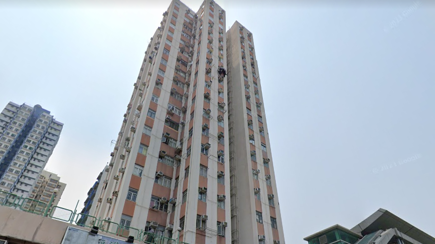 屯門花園為單幢式物業，位於置樂區，日常交通及購物皆便利。