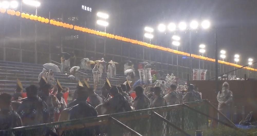 德島阿波舞活動在颱風迫近期間強行舉辦。(影片截圖)