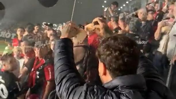 鄰國的球迷不是破壞阿根廷的銀紙取笑阿根廷球迷。(影片截圖)