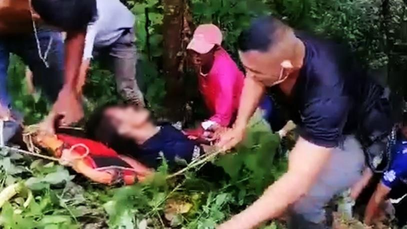 救援人員把Manee從山溝抬出。(互聯網)