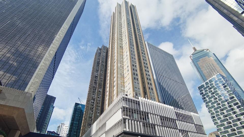 毗鄰港鐵會展站的灣仔灣景中心大廈，最新錄兩房蝕讓成交，造價亦較兩年前同類單位低逾兩成。