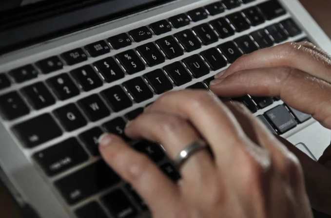 負責管理員工WFH 保險公司女職員卻被揭在家工作「每小時僅打字34下」被炒