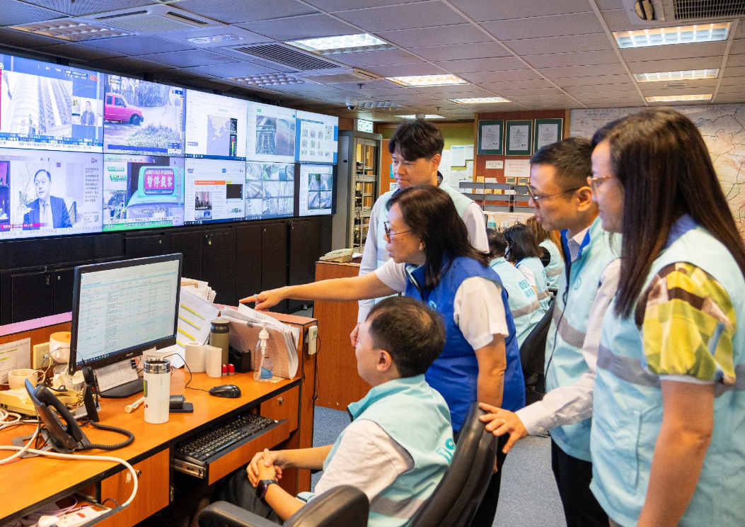 渠務署長彭雅妮今日（31日）視察較高風險的沿岸低窪或當風地區。