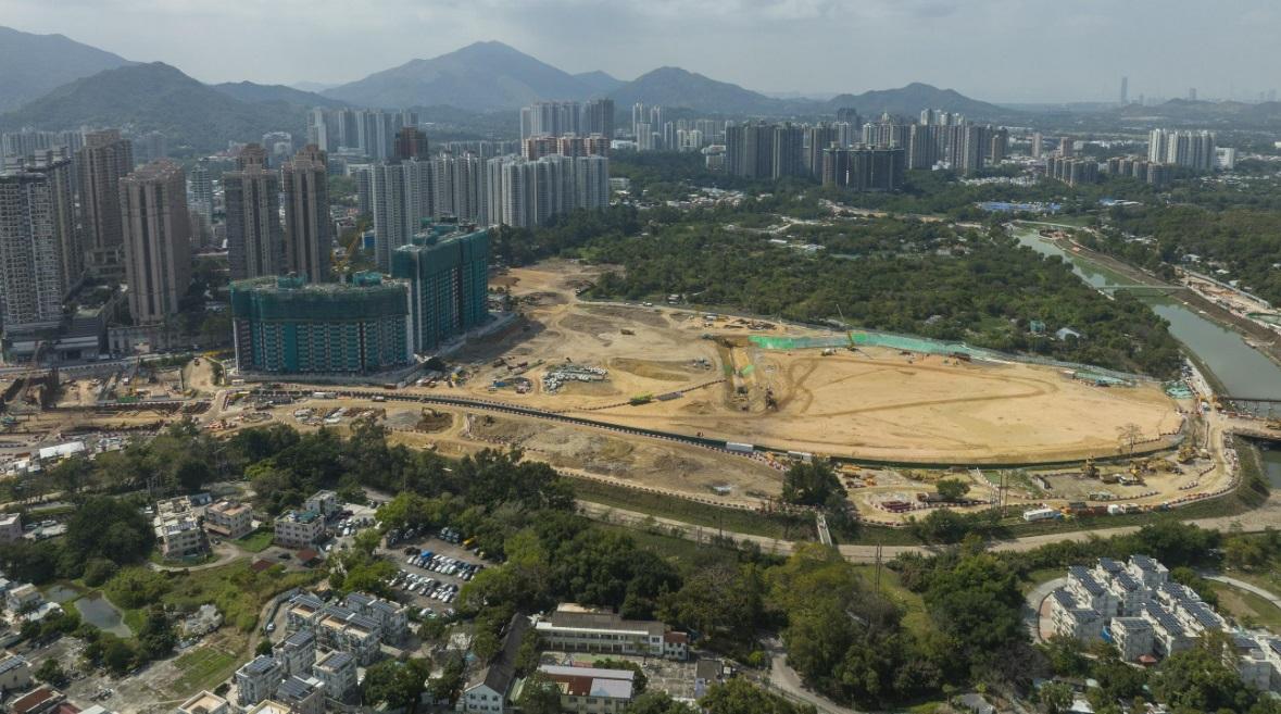 中資萊蒙國際旗下、去年6月獲批興建大型私人住宅的粉嶺馬適路項目，最新再向城規會申請放寬地積比率。(資料圖片)