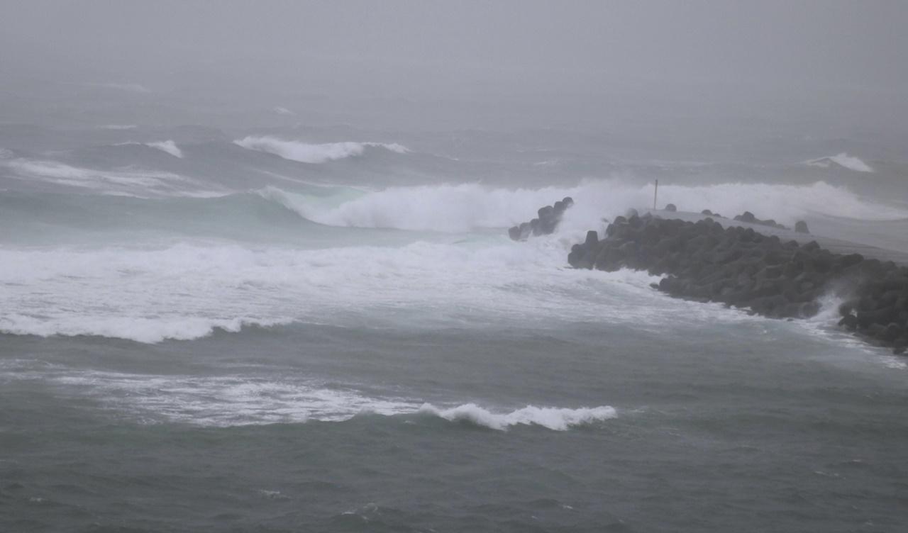 鹿兒島縣有強風暴雨，南韓上調危機預警至最高。(AP)