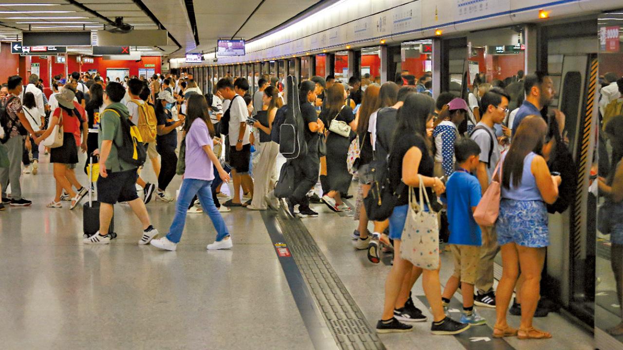 港鐵總乘客量按年增四成 本地客量回復疫情前逾九成