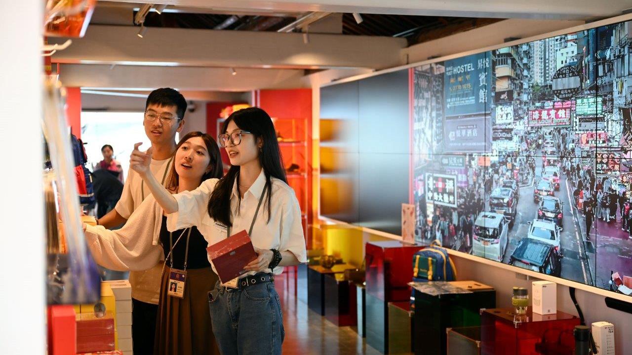 8月21日，參加實習的青年學生在故宮文創香港空間內交流。(新華社)