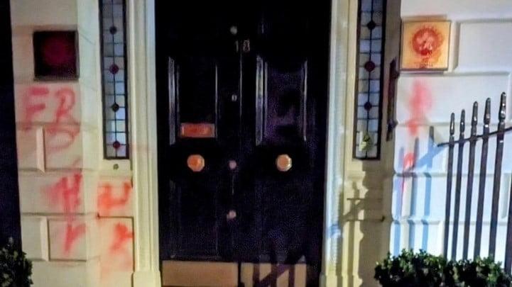 香港駐倫敦經貿辦門外遭刑毀。(網上圖片)