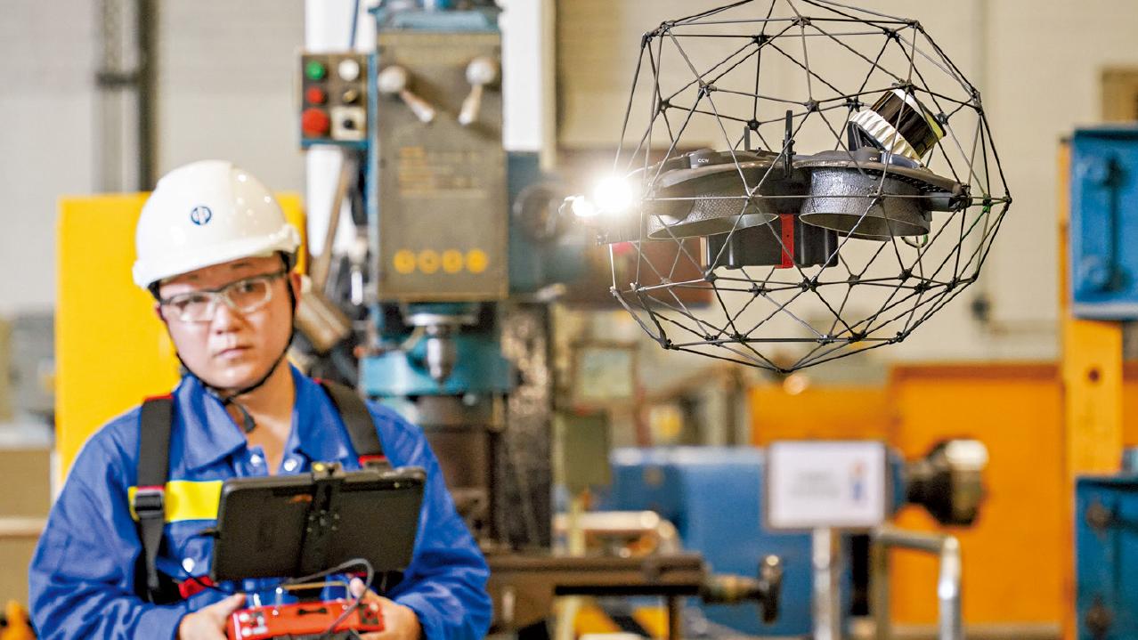 爬行機械人 籠網式航拍機助維修檢測 中電︰靈活 全面 更安全