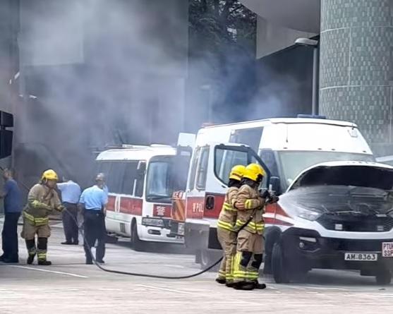 明愛醫院警車冒煙起火　警員持滅火筒救火