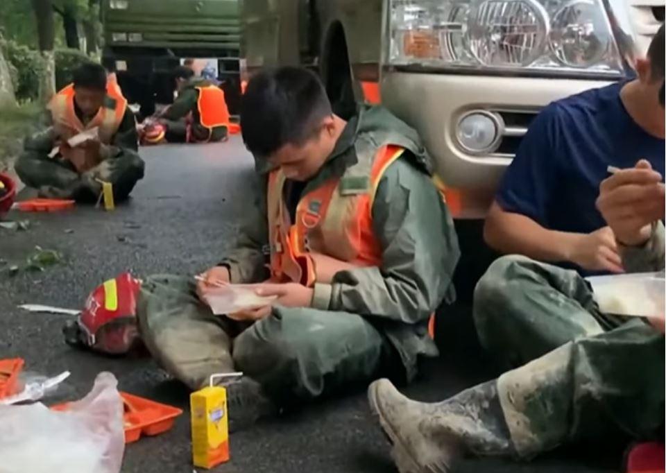 《河北日報》發布的救災片段被眼尖網友抓包是移花接木。（圖／翻攝微博）
