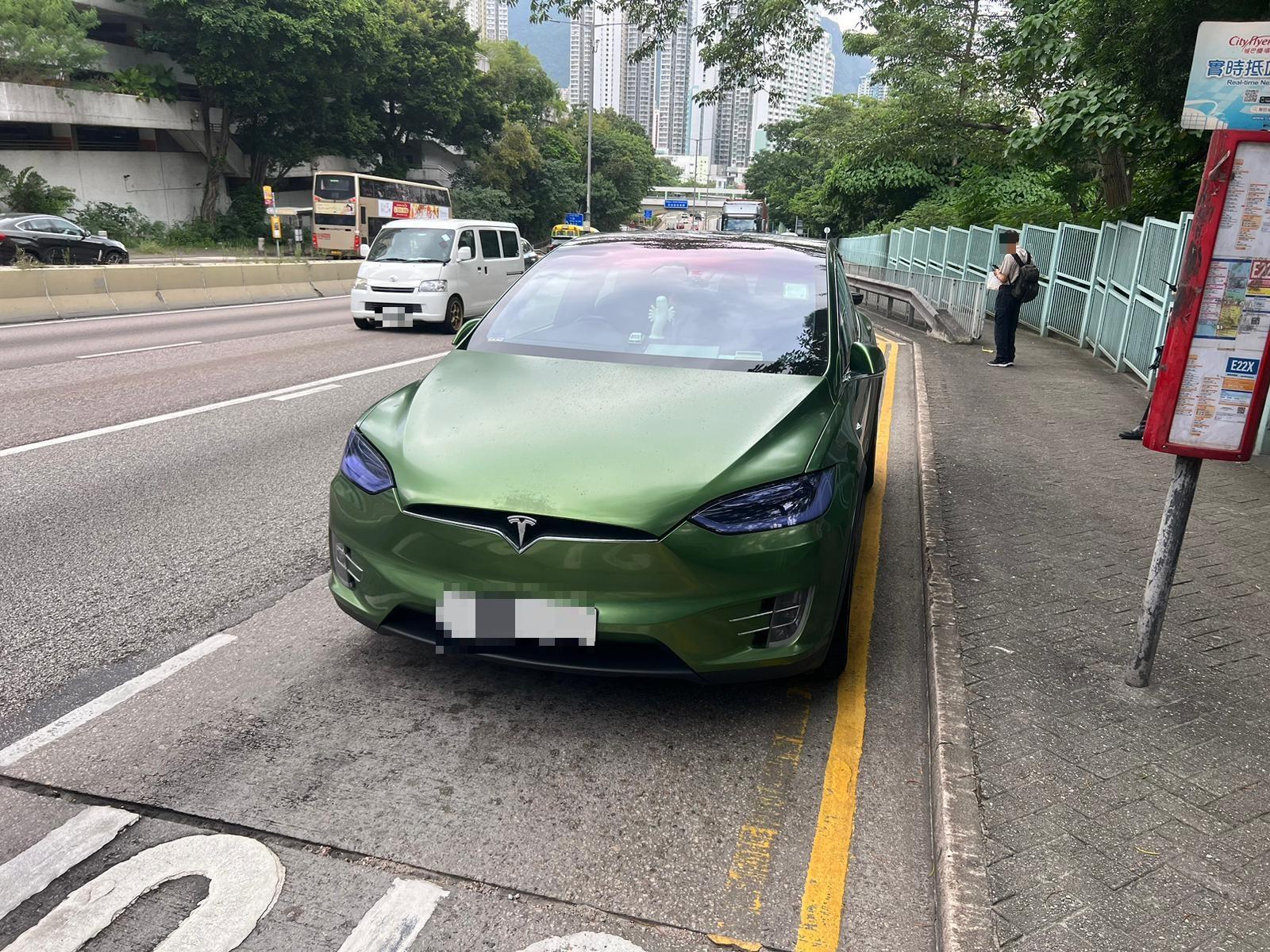警龍翔道截查可疑Tesla　揭司機停牌駕駛兼無第三者保險
