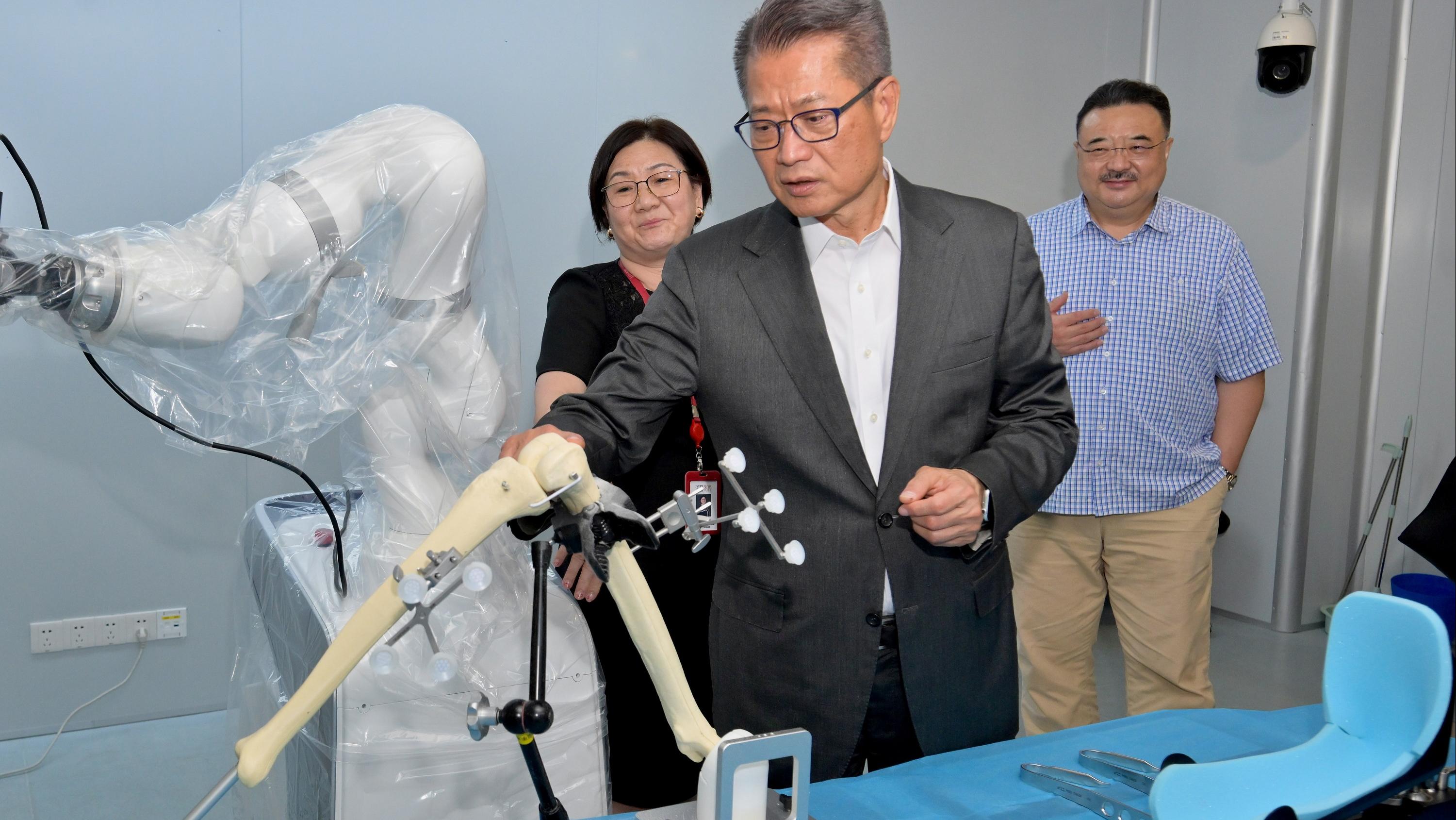 陳茂波指逾25間創科企業將落戶香港。(陳茂波網誌)