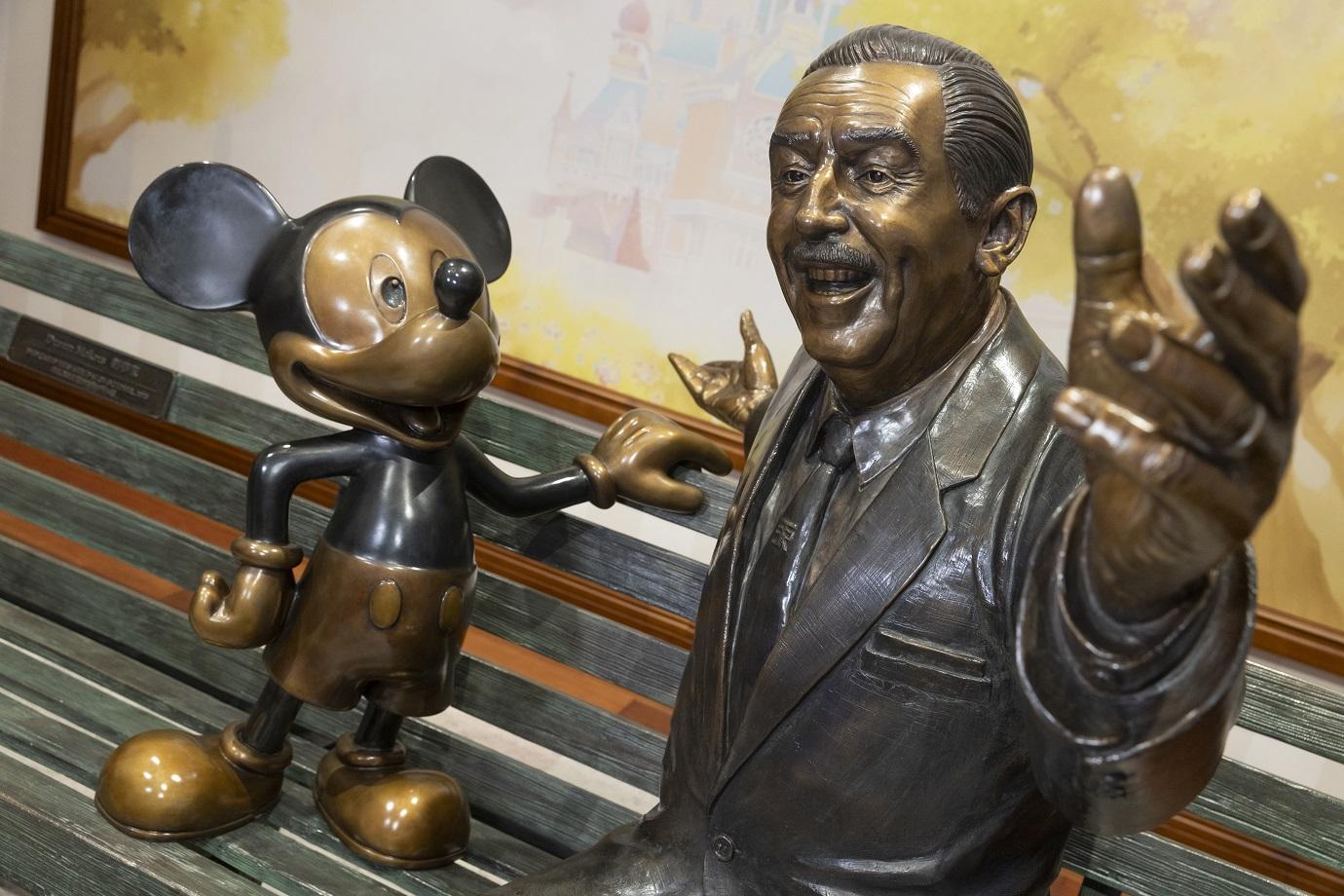 「創夢家」銅像10月會移師至灰姑娘旋轉木馬前與公眾見面。(蘇文傑攝)