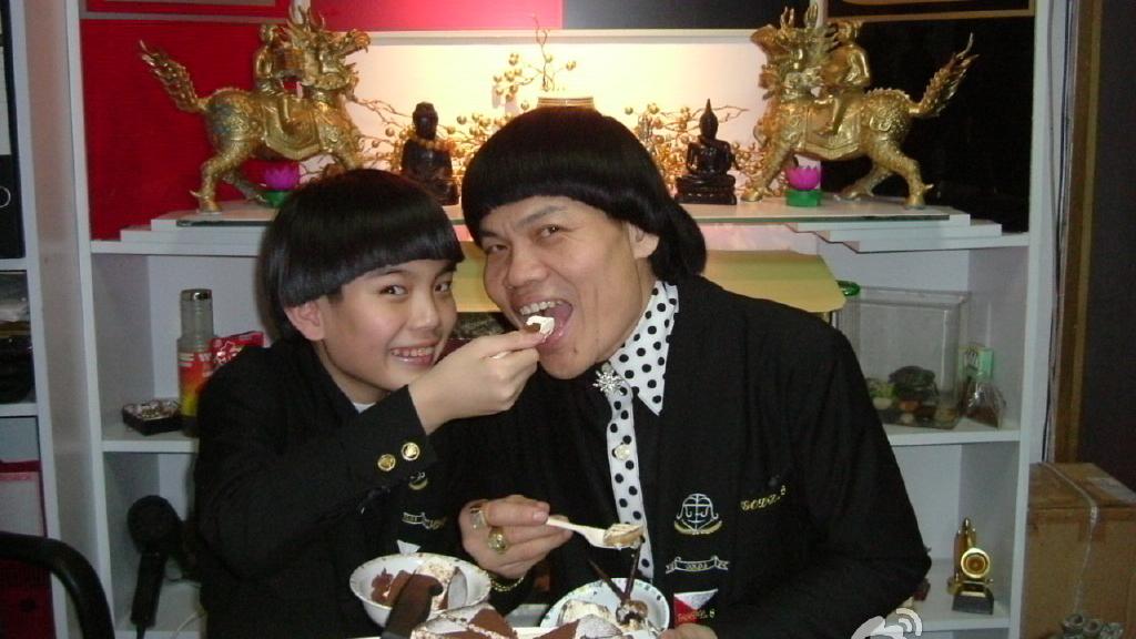 八両金兒子愈大愈靚仔被指撞樣向佐、蕭敬騰 宴會「一舉動」獲激讚好家教