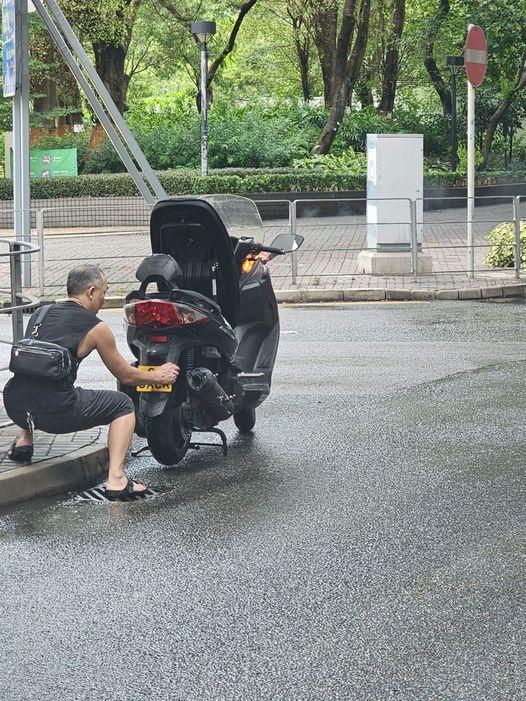 茶果嶺道電單車行駛時突起火　鐵騎士跳車報警