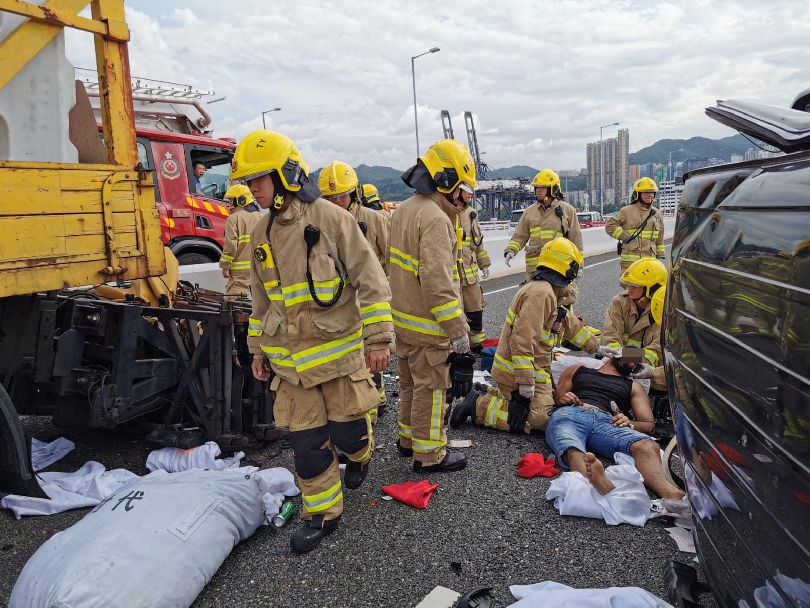 昂船洲大橋客貨車撼工程車後翻側　司機一度被困