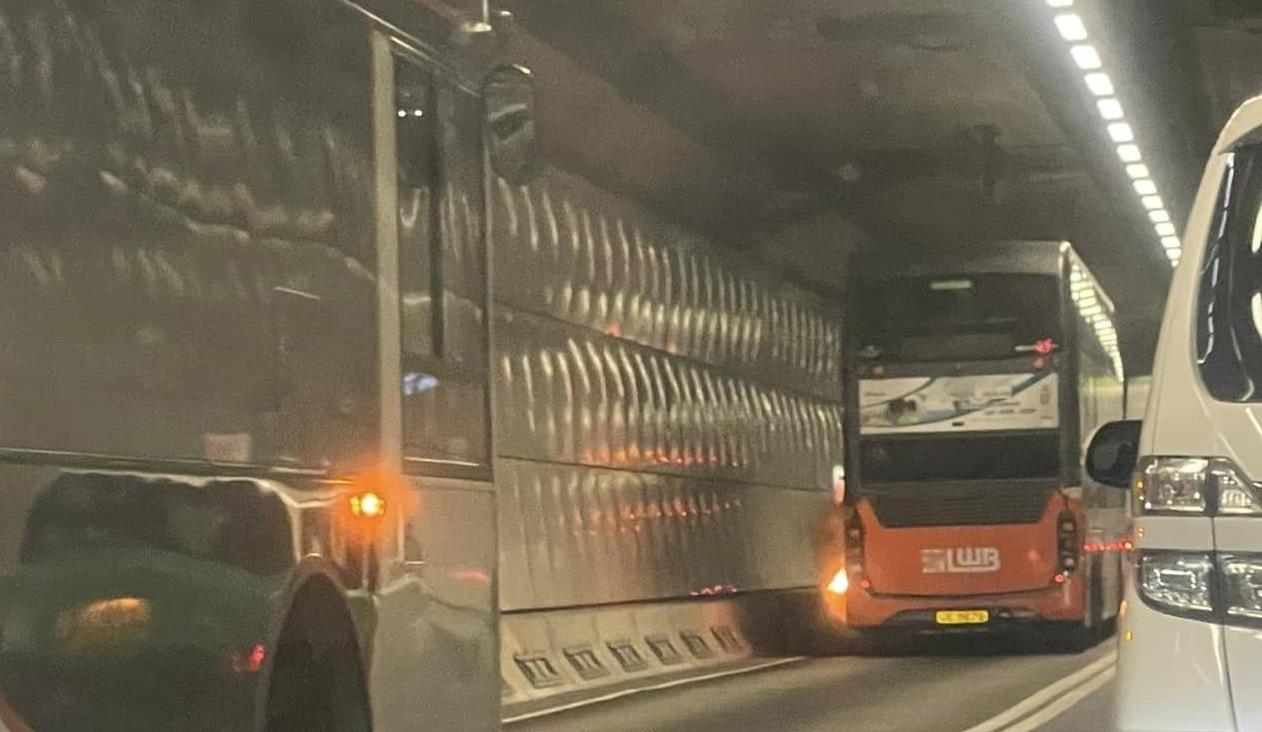 屯赤隧道巴士起火 乘客愴惶拎行李跳車逃生