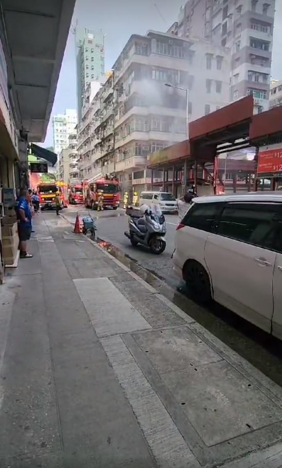 紅磡唐樓單位閉門失火30人疏散，鄰居救出白貓。