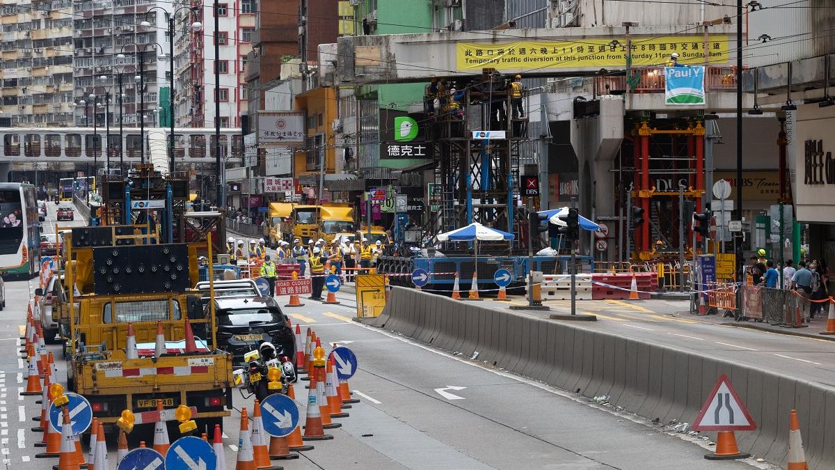 英皇道近糖水道的行人天橋封閉3年多，終在昨晚深夜起拆卸。(蘇文傑攝)