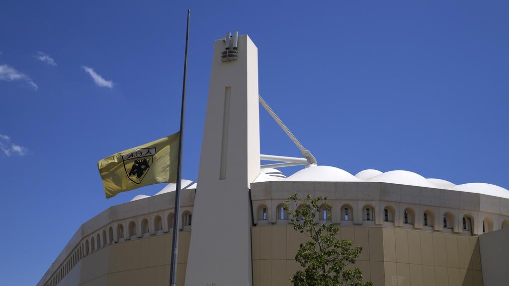 AEK雅典在球場下半旗致哀。(美聯社)